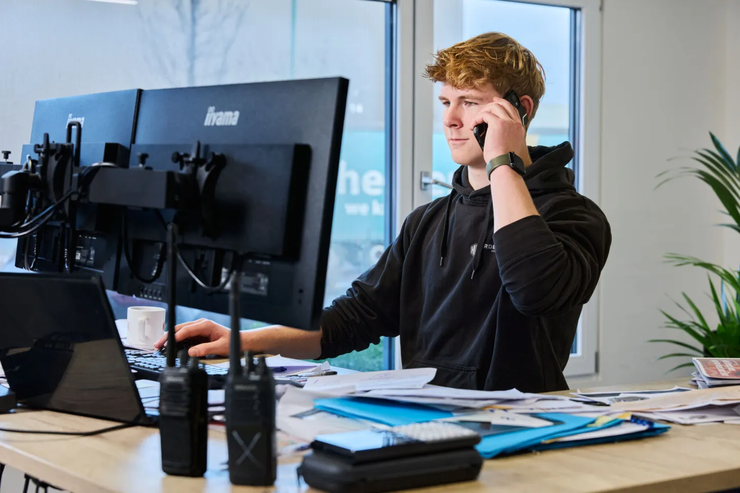transport logistiek student belt op kantoor met klant
