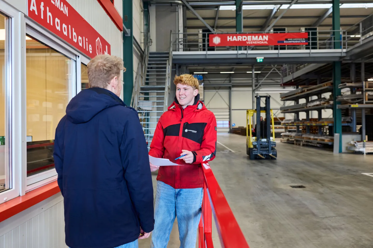 transport logistiek student overhandigt papieren aan chauffeur