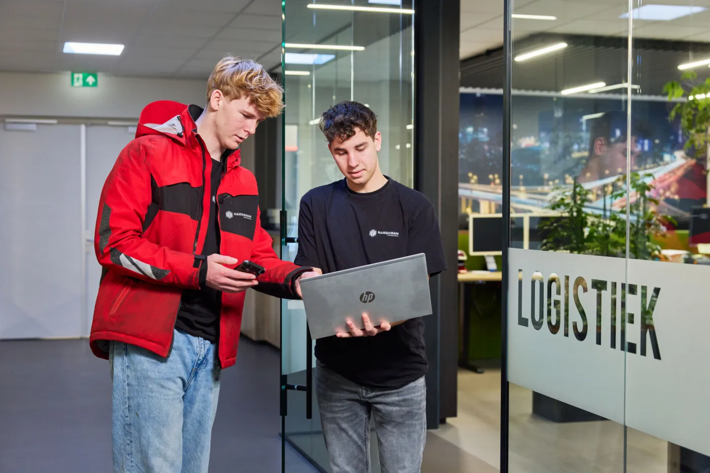 transport logistiek studenten overleggen op kantoor