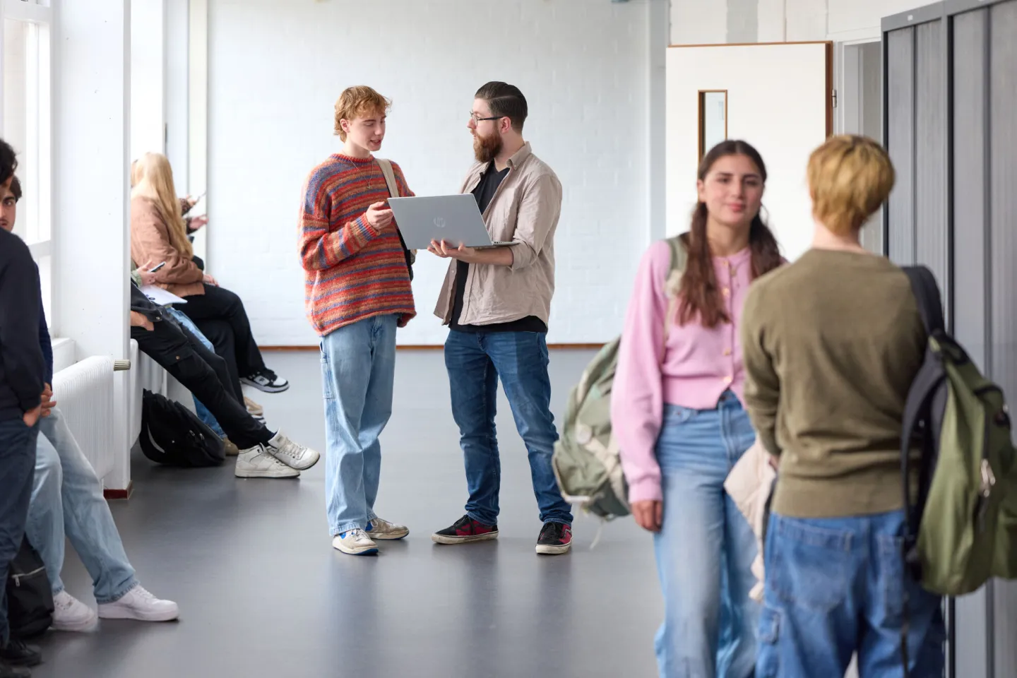 Docent VAVO Lyceum praat in gang met student