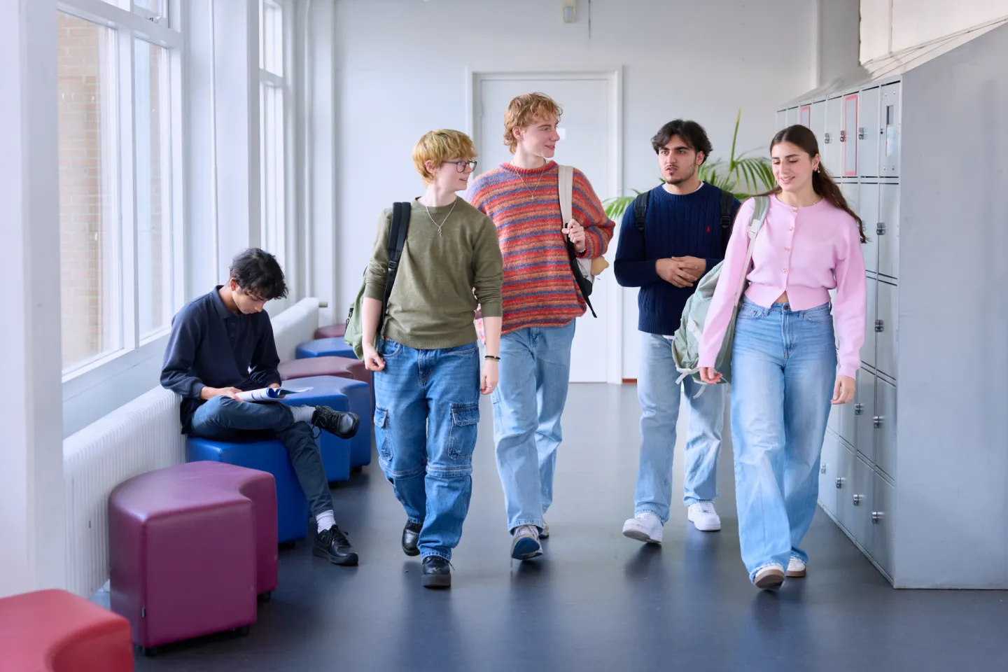Studenten VAVO Lyceum lopen samen in de gang