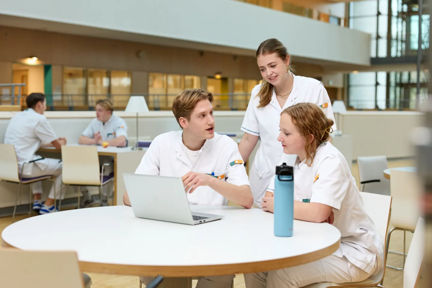 Studenten Verpleegkundige werken samen in het ziekenhuis