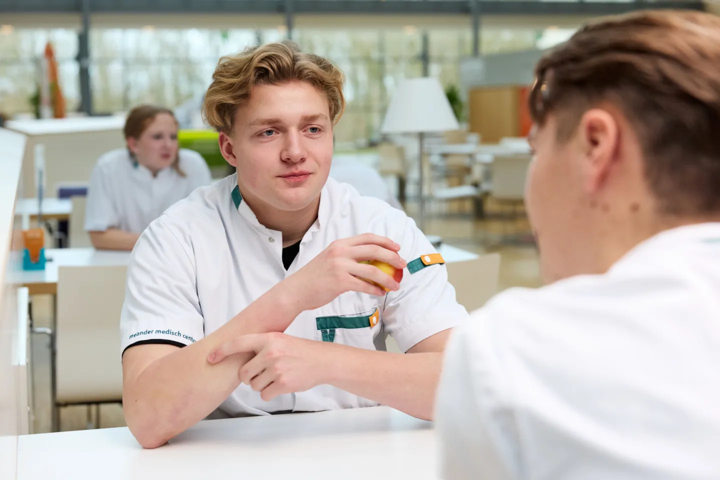 Studenten Verpleegkundige lunchen in kantine ziekenhuis