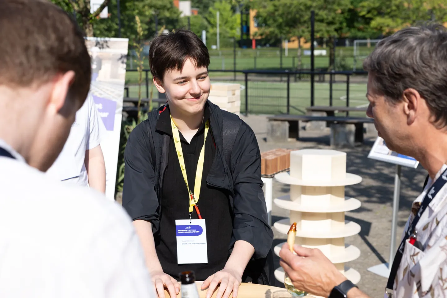 Student Maud praat met gasten Vriendenfestival Campus Amersfoort