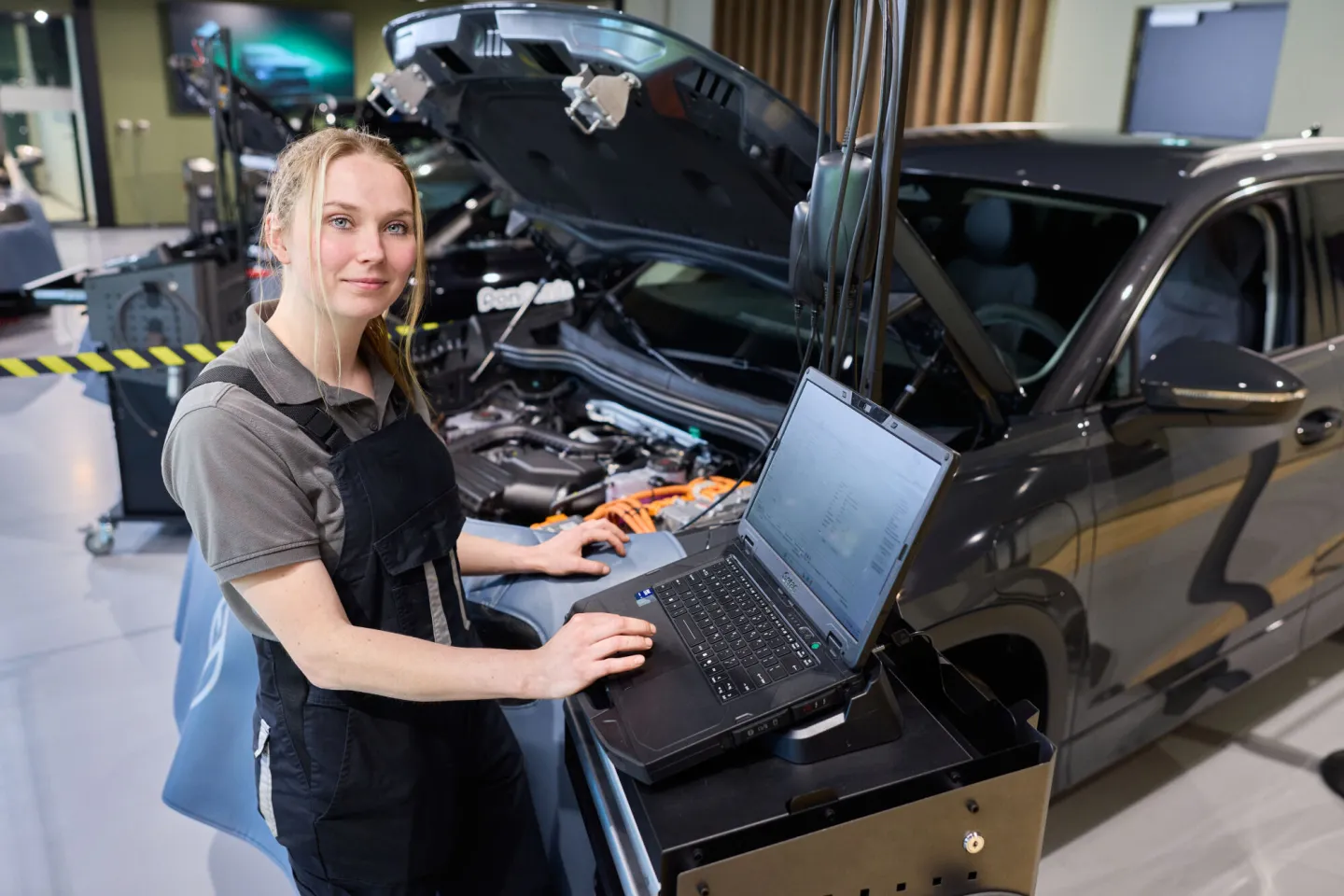 Student Autotechniek werkt met apparatuur in een elektronische auto