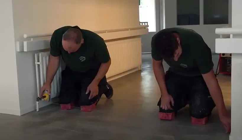 2 mannen op de grond in een woning
