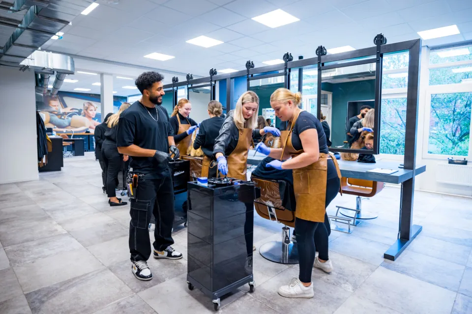 Studenten Haarverzorging aan het werk op het Beautyplein
