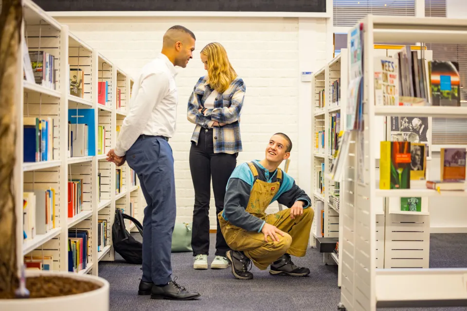 Studenten VAVO Lyceum zoeken boeken op in de bibliotheek
