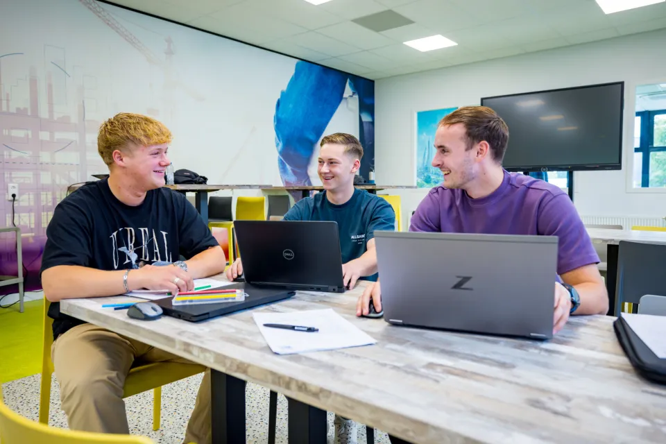 Studenten Bouwkunde aan het werk