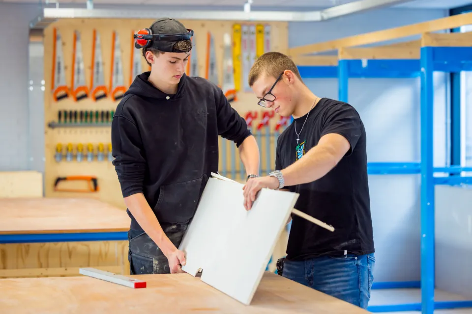 studenten Servicemedewerker gebouwen werken aan een klus