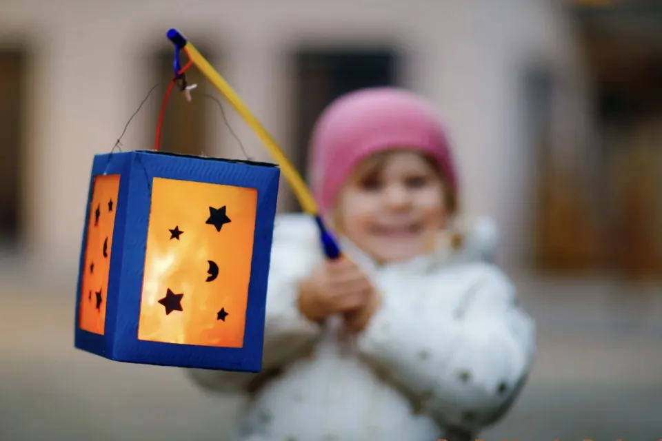 Meisje laat zelfgemaakte lampion zien