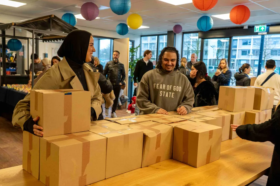 Studenten delen pakketten vol liefde uit