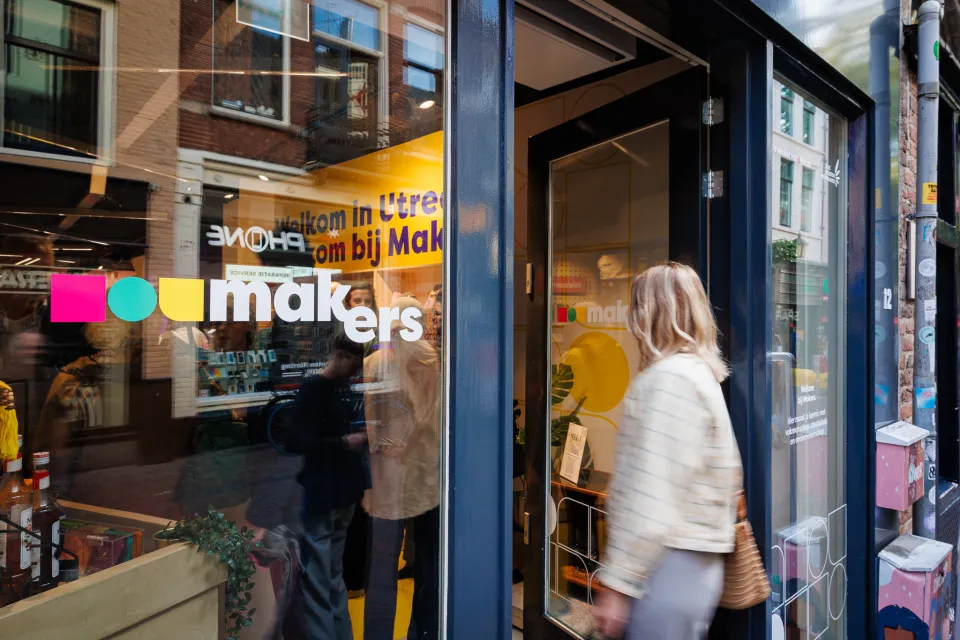 Vrouw loopt binnen bij winkel makers