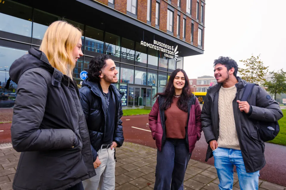 Studenten voor de ingang van het Business & Administration College in Utrecht