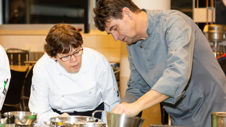 Docent en student in de keuken