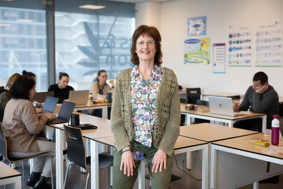 Docent Mira Jantzen in klas met studenten module Service en in de bibliotheek.formatie