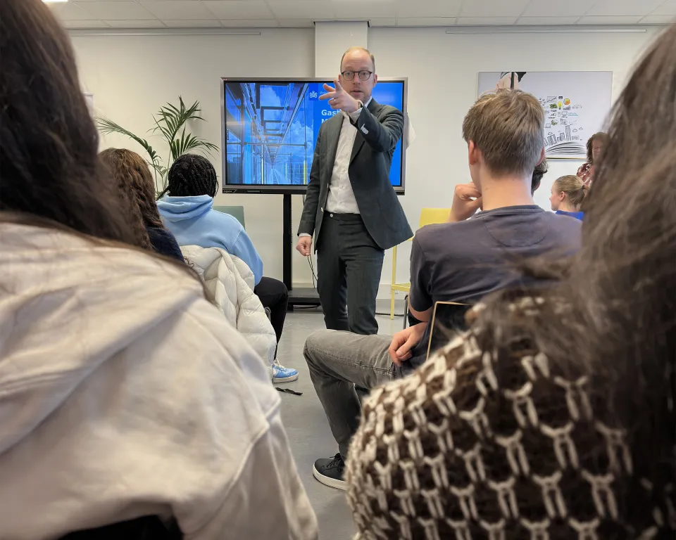 Staatssecretaris Eerenburg geeft gastles belastingaangifte