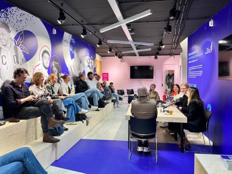 Groep mensen werkt aan podcast met publiek