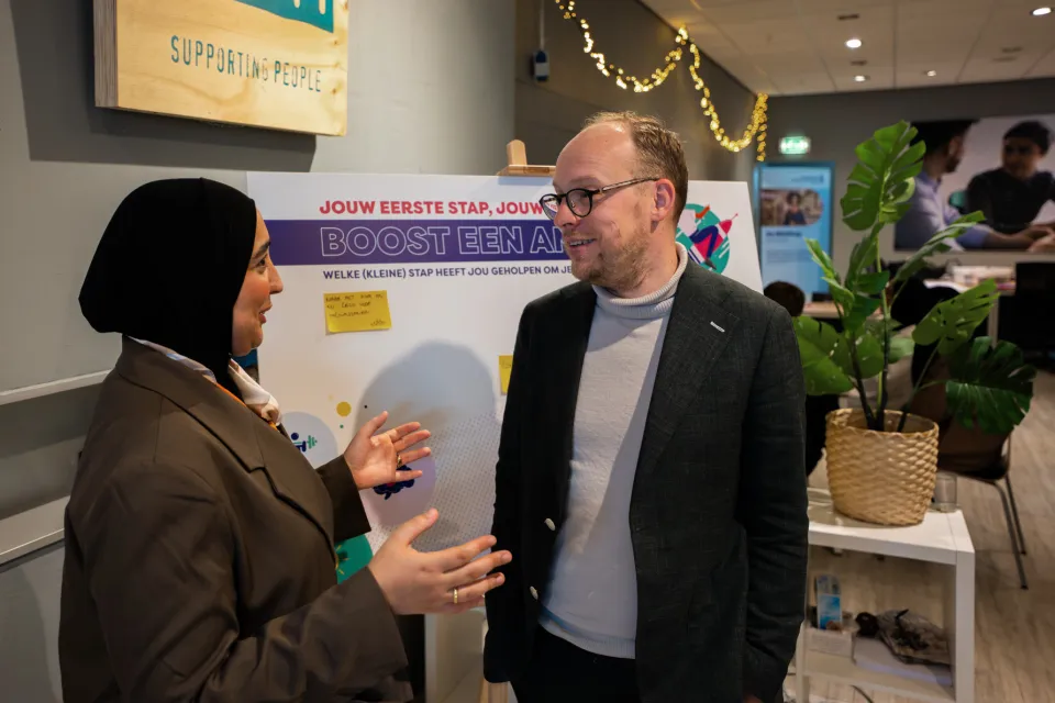 Projectleider CDKM Gezond Stedelijk Leven Erik Mooij en Nisrine El Boubkari