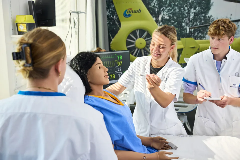 Studenten Verpleegkundige onderzoeken een levensechte pop op school