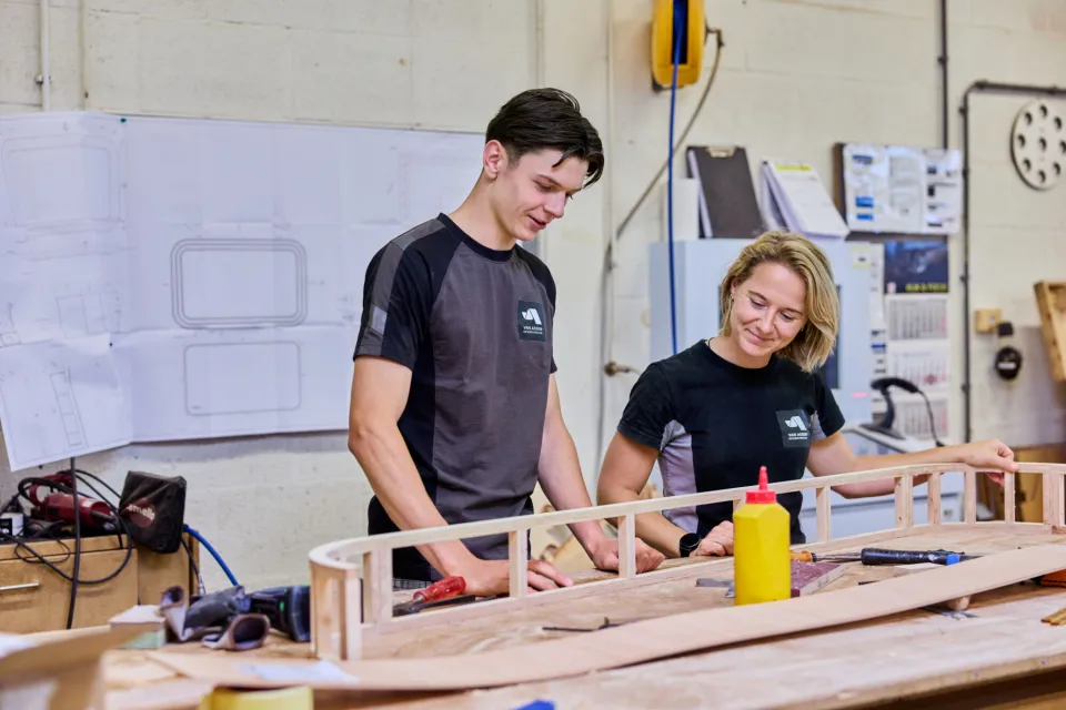 Student Meubelmaken Interieur werkt samen in werkplaats
