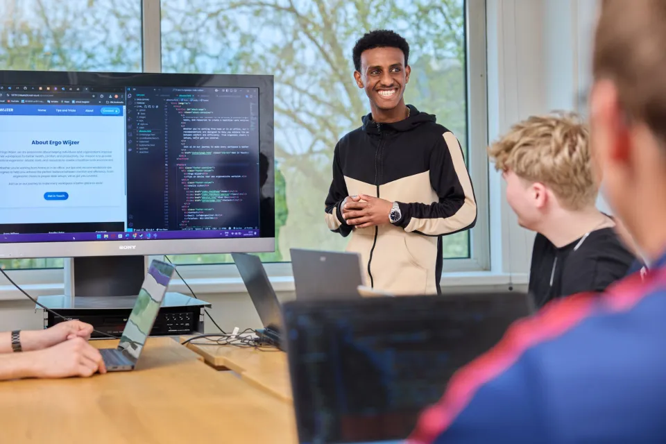 Student Software Developer ICT presenteert opgeleverde code voor sprint
