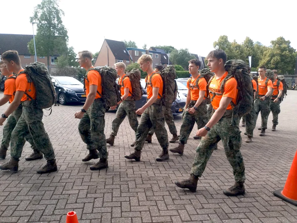 Studenten Defensie marcheren voor veteranen