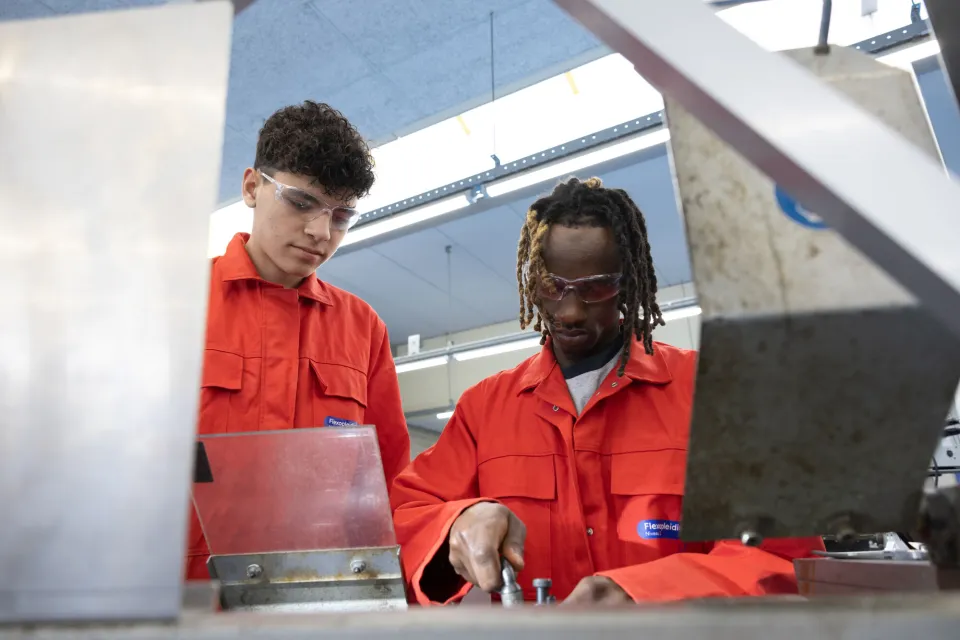 Studenten flexopleiding Techniek werken aan een project