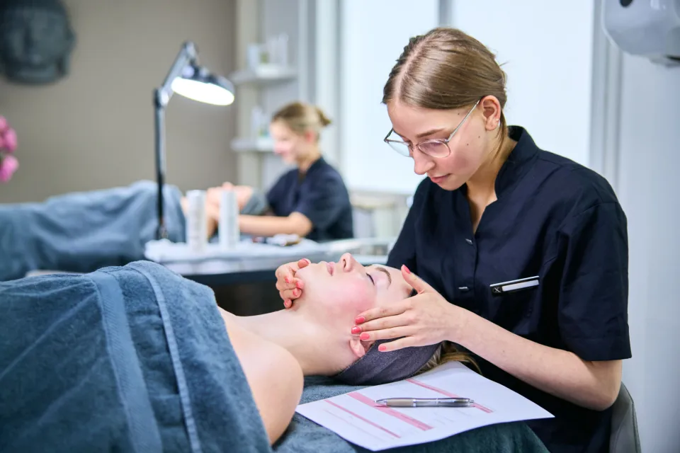 Student geeft klant beautybehandeling