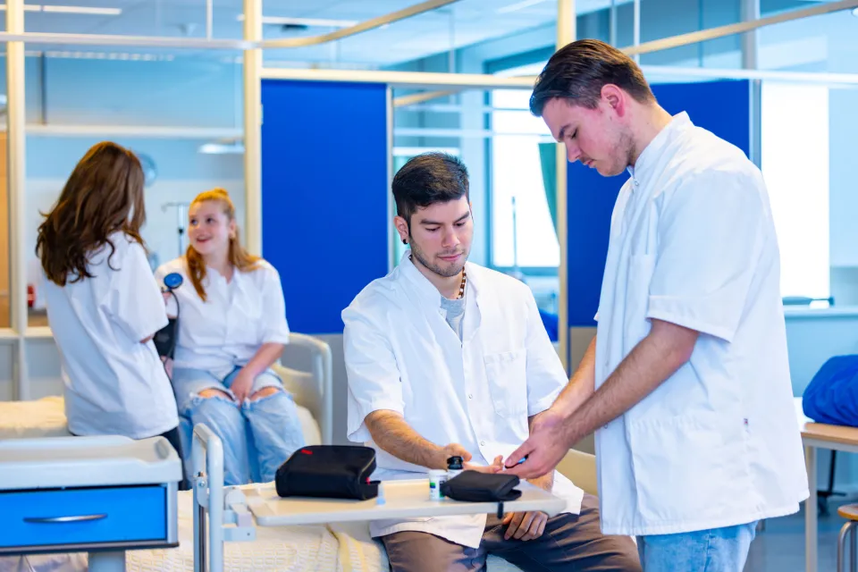 Studenten Verpleegkundige oefenen hun vaardigheden in het praktijklokaal