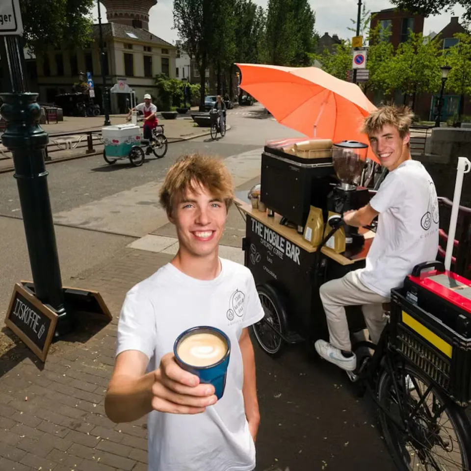 Twee mensen bij de mobiele koffiebar