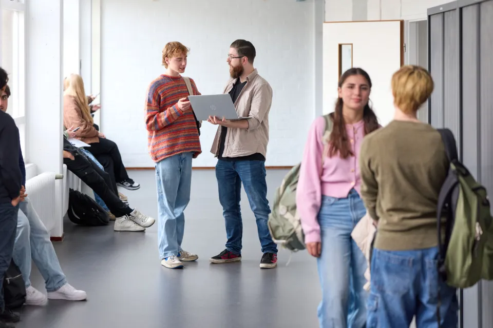 Vavo lyceum docent praat met student in gang