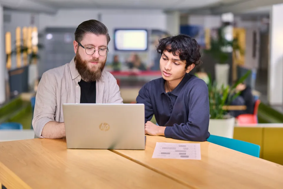 Vavo lyceum docent voert gesprek met student