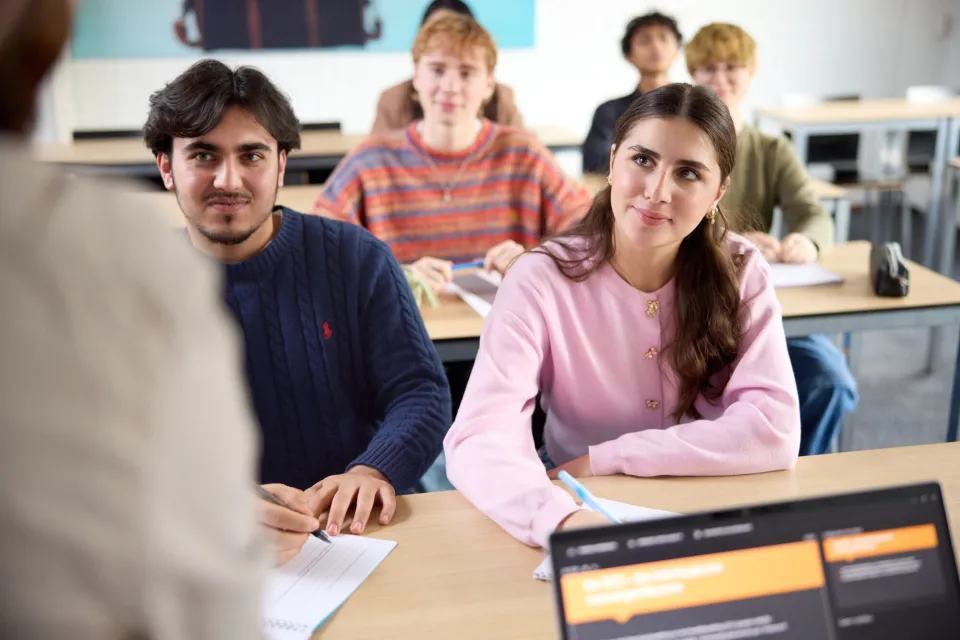 Studenten VAVO Lyceum luisteren naar docent