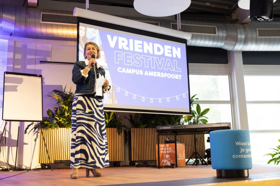 Directeur Syta de Boer spreekt voor 150 deelnemers tijdens Vriendenfestival Campus Amersfoort