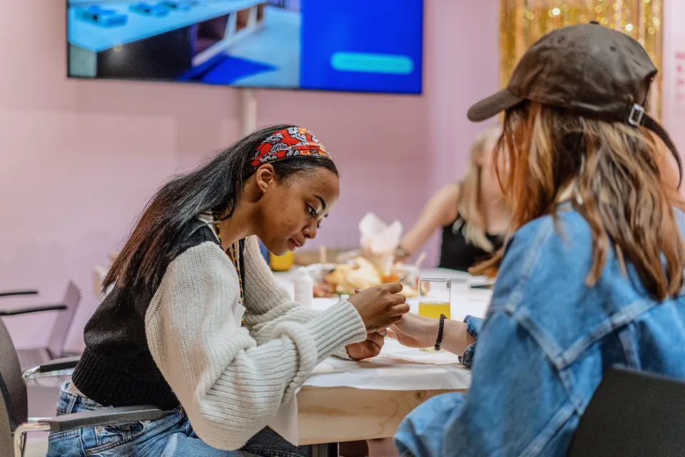 Student oefent nagelverzorging tijdens workshop Schoonheidsverzorging bij ROC Midden Nederland.