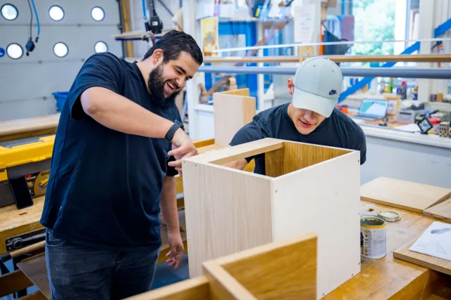 meubel maker werkt aan project van hout