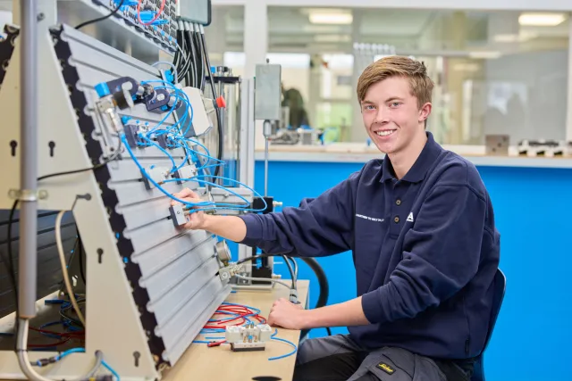 student werktuigbouwkunde mechatronica poseert voor zijn werk