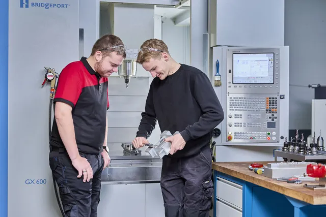 studenten verspanen werktuigbouwkunde werken met metalen onderdeel