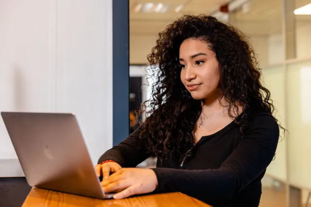 Medisch-secretaresse-werkt-achter-laptop