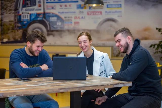 Student transpiort en logistiek aan het werk