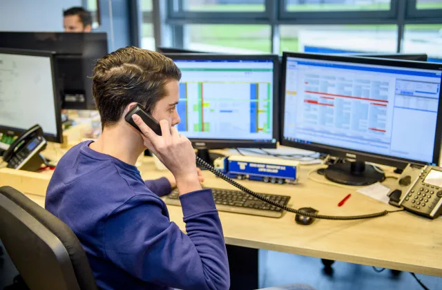 Student logistiek supervisor is aan het werk achter de laptop