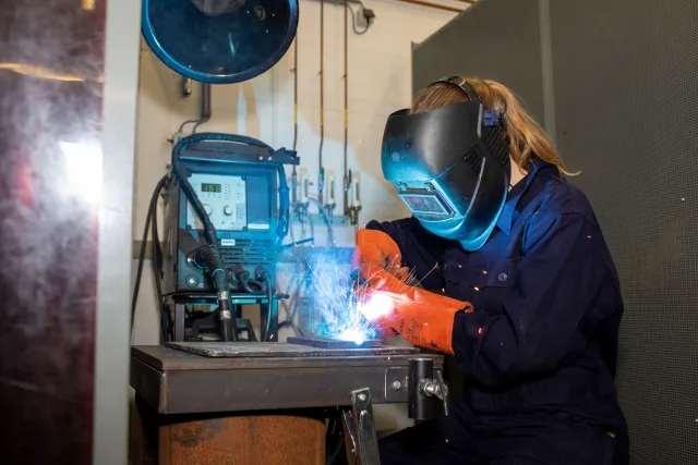Student Assistent Techniek aan het lassen in de werkplaats