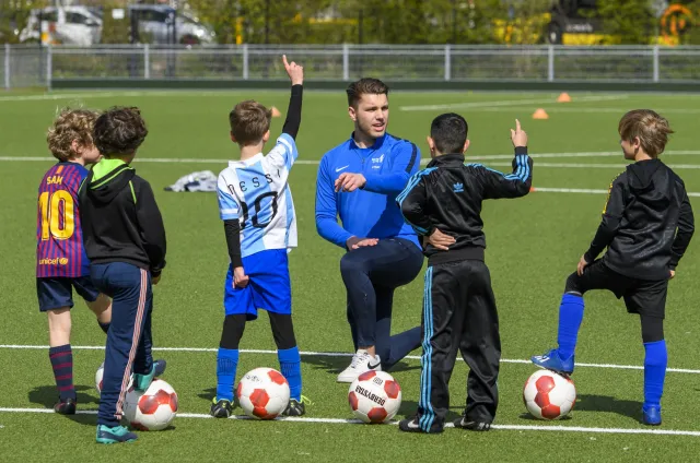 Student Sport Professional Kinderopvang en Onderwijs geeft sportles aan kinderen