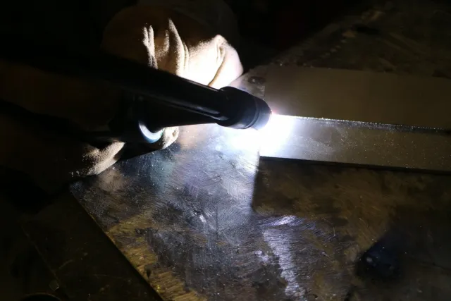 Student aan het booglassen met vlam