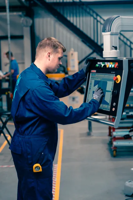 Student constructie werkt op machine 