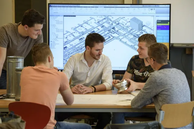 Studenten Technisch Leidinggevende Tech werken samen aan project