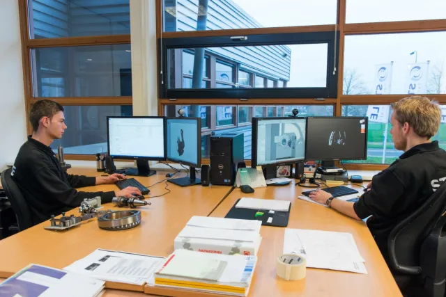 Twee studenten Werkvoorbereider Fabricage werken achter de laptop