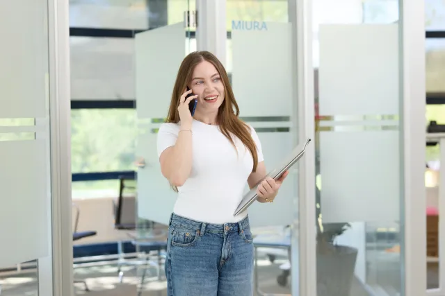 Junior accountmanager belt op kantoor