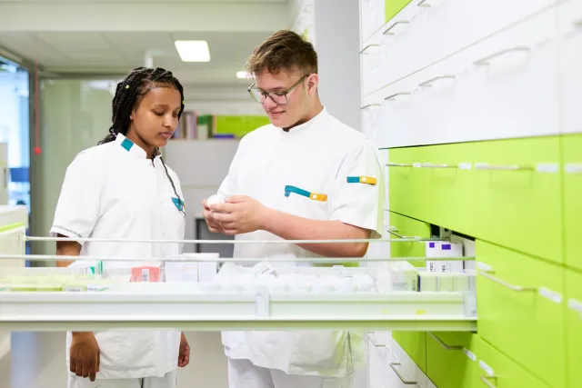 Apothekersassistenten overleggen over medicatie